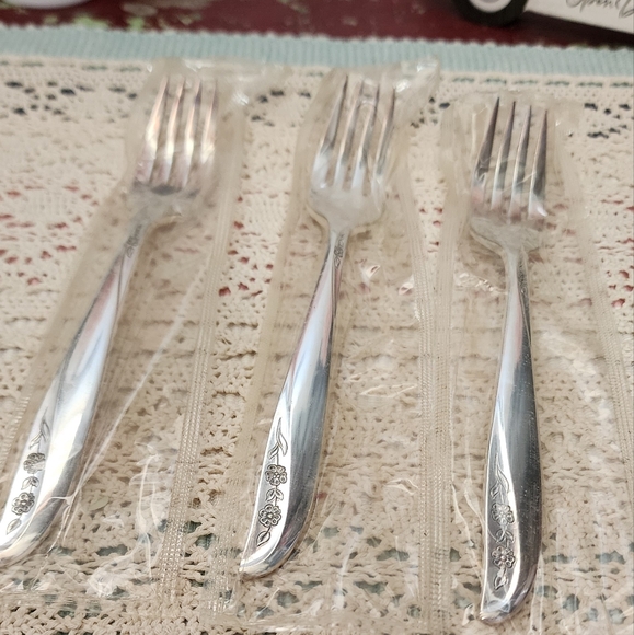 Vintage Oneida Lady Catherine Silverware - Picture 7 of 11